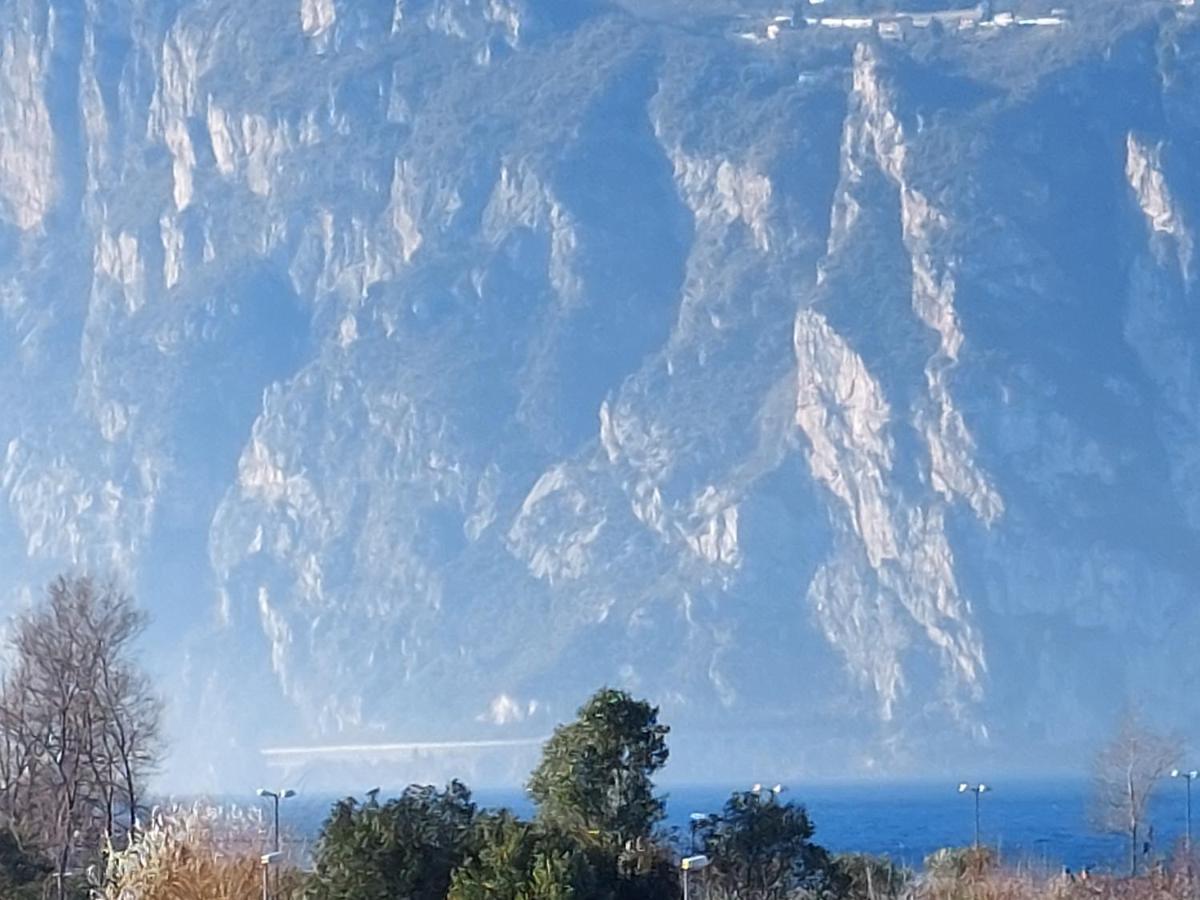 La Bougainville - Luxury Apartment Torbole Sul Garda Bagian luar foto