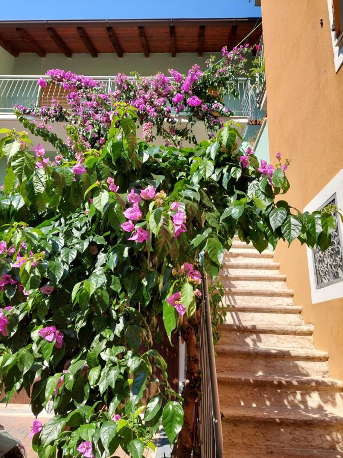 La Bougainville - Luxury Apartment Torbole Sul Garda Bagian luar foto