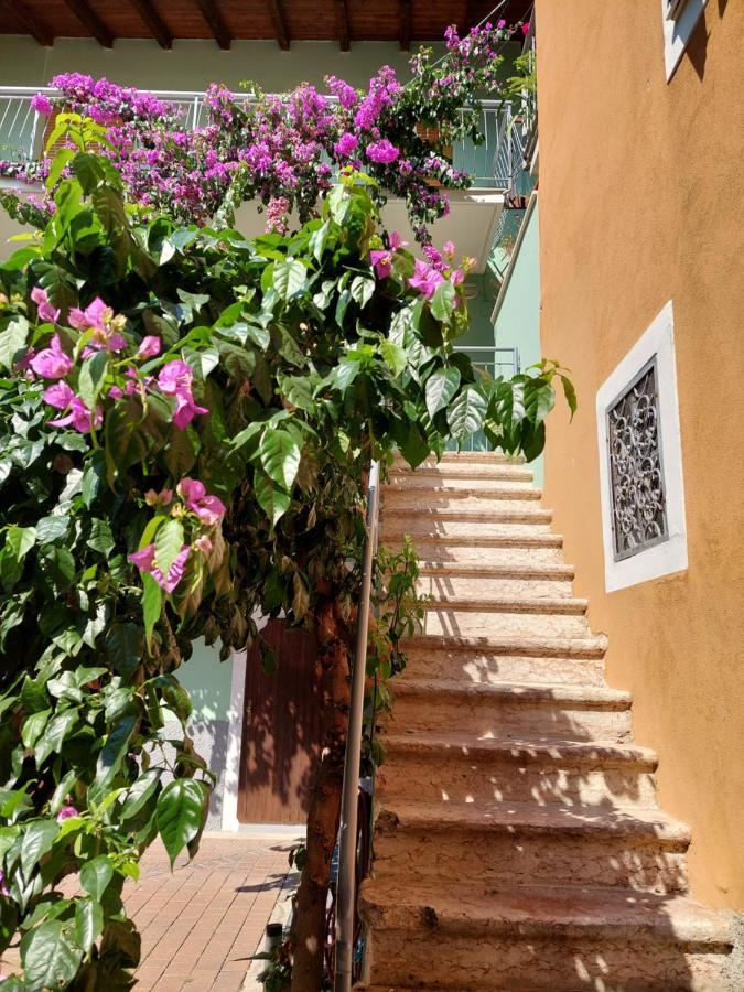 La Bougainville - Luxury Apartment Torbole Sul Garda Bagian luar foto