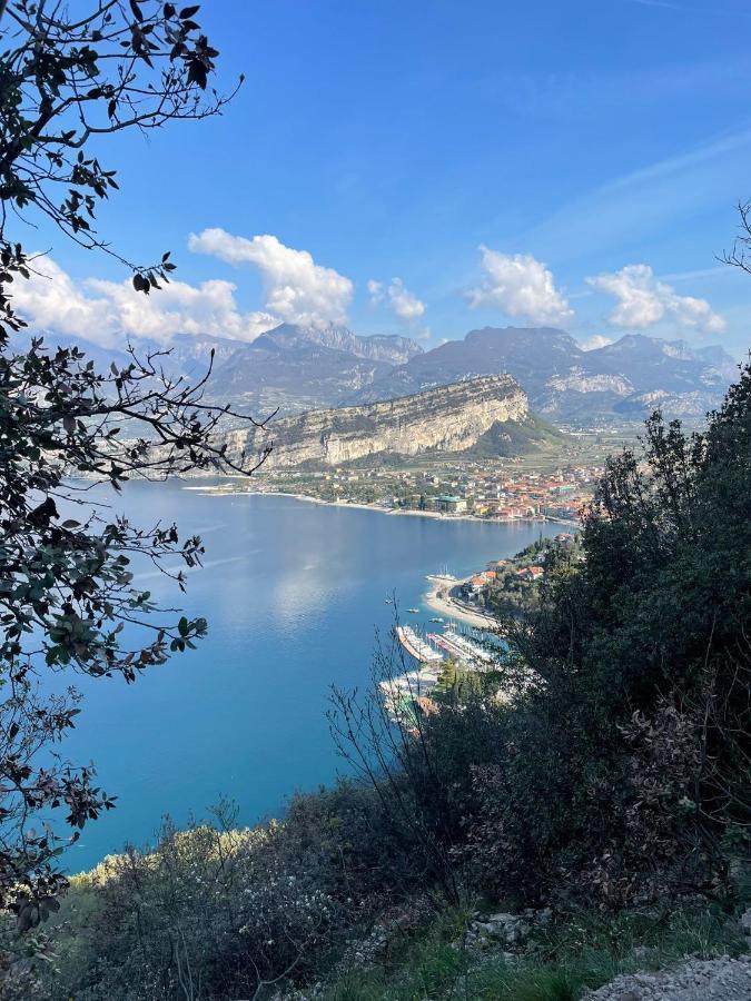 La Bougainville - Luxury Apartment Torbole Sul Garda Bagian luar foto